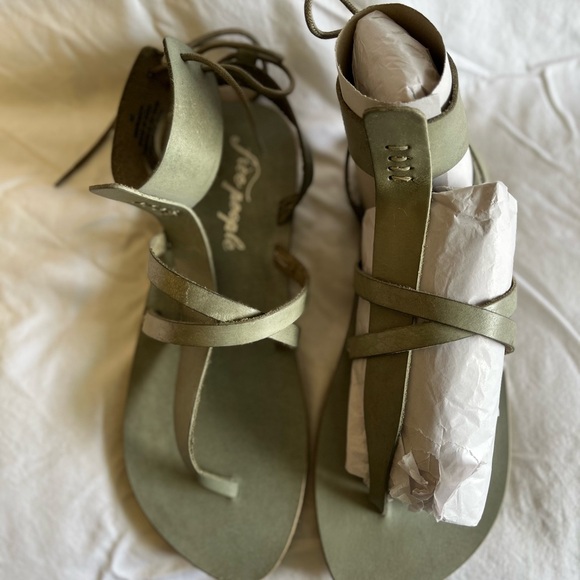 🌸🌸NWT Free People Vacation Wrap Sandals in a gorgeous olive green - Picture 7 of 10